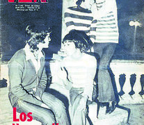 Revista Vea, abril 1973. Tapa sobre la primera manifestación homosexual de América latina en la Plaza de Armas de Santiago de Chile, meses antes del golpe de Estado