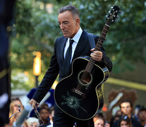 El cantante en el momento de su interpretación.  (Fuente: AFP) (Fuente: AFP) (Fuente: AFP)