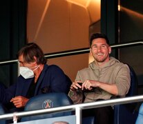 Messi sonriendo en la platea parisina (Fuente: EFE) (Fuente: EFE) (Fuente: EFE)
