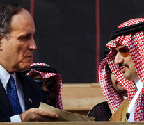 Imagen de octubre de 2001: el entonces alcalde Giuliani recibe un cheque de 10 millones de dólares del príncipe saudí Alwaleed Bin Talal Bin Abdulaziz para la Fundación de las Torres Gemelas.  (Fuente: AFP) (Fuente: AFP) (Fuente: AFP)