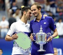 Djokovic con la bandeja, Medvedev con la copa. La premiación que nadie se esperaba (Fuente: AFP) (Fuente: AFP) (Fuente: AFP)