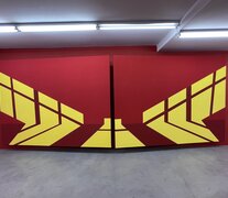 Acrílicos sobre tela,  de Leila Tschopp, 190x250 cm c/u (2021). Abajo: Perfomance, pinturas y estructura, de L. Tschopp.