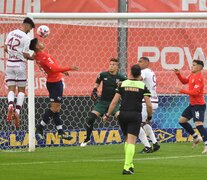 José Manuel López sumó su quinto gol de cabeza en el torneo (Fuente: Télam) (Fuente: Télam) (Fuente: Télam)