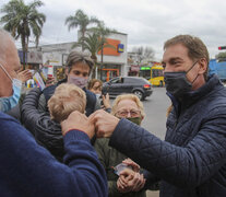 Diego Santilli, primer candidato a diputado de Juntos, durante una recorrida por Tigre. (Fuente: NA) (Fuente: NA) (Fuente: NA)