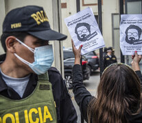 Manifestantes celebran la muerte de Guzmán frente a la sede de la Dirección de Antiterrorismo (DIRCOTE) en Lima. (Fuente: AFP) (Fuente: AFP) (Fuente: AFP)