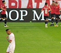 Alan Soñora recibe los saludos por su gol, clave para el triunfo del rojo (Fuente: Fotobaires) (Fuente: Fotobaires) (Fuente: Fotobaires)