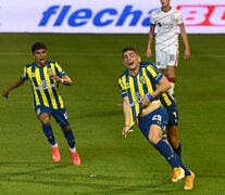 Martínez Dupuy festeja su gol que definió el partido sobre el final. (Fuente: Sebastián Granata) (Fuente: Sebastián Granata) (Fuente: Sebastián Granata)