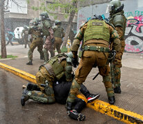 El operativo represivo de Carabineros terminó con diez detenidos y 23 personas lesionadas, una de ellas de gravedad.   (Fuente: AFP) (Fuente: AFP) (Fuente: AFP)