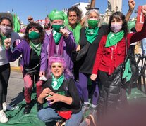 Compañeras de la Campaña Nacional por el Derecho al Aborto y en el centro Nina Brugo, de histórico verde-violeta. (Fuente: Comisión Organizadora Encuentro CABA) (Fuente: Comisión Organizadora Encuentro CABA) (Fuente: Comisión Organizadora Encuentro CABA)