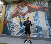 Di María posa con su mural, con el clásico festejo tras el gol a Brasil (Fuente: Prensa AFA) (Fuente: Prensa AFA) (Fuente: Prensa AFA)