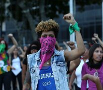 Activistas feministas de Caracas en la performance de &amp;quot;El violador eres tú&amp;quot;