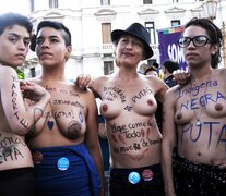 Pintadas interseccionales en el cuerpo que desafían apropiaciones neoliberales del orgullo (Fuente: Sebastián Freire) (Fuente: Sebastián Freire) (Fuente: Sebastián Freire)