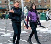 Clint Barton (Jeremy Renner) y Kate Bishop (Hailee Steinfeld) protagonizan la serie.