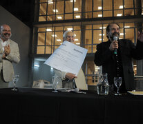 Jitrik junto al decano de la Facultad de Letras, Américo Cristófalo, y el profesor Pablo Rocca, de la Universidad de la República (Uruguay). (Fuente: Guadalupe Lombardo) (Fuente: Guadalupe Lombardo) (Fuente: Guadalupe Lombardo)