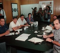 El obispo Jorge Casaretto junto a Luis D`Elia y Victor De Gennaro en una reunión del Diálogo Argentino en enero de 2002.   (Fuente: NA) (Fuente: NA) (Fuente: NA)