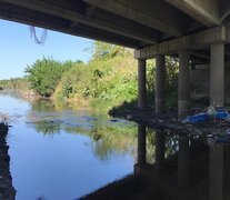 Con las aguas bajas aparecieron los desechos en el arroyo