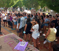 Tras el sepelio, hubo una manifestación frente a la subcomisaría 10.  (Fuente: Gentileza Sur24.com.ar) (Fuente: Gentileza Sur24.com.ar) (Fuente: Gentileza Sur24.com.ar)