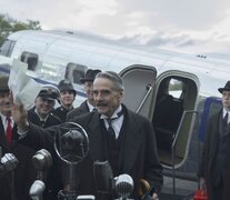 Neville Chamberlain en la piel de Jeremy Irons, un papel que le calza tan a medida como un traje confeccionado en Saville Street. 