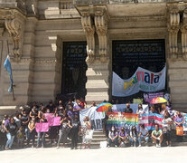 Las organizaciones feministas concentraron frente a la Casa Gris. (Fuente: Gentileza Periodicas.com.ar) (Fuente: Gentileza Periodicas.com.ar) (Fuente: Gentileza Periodicas.com.ar)