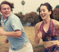 Cooper Hoffman y Alana Heim, debutantes ambos, corriendo siempre a la par. 