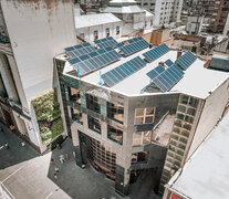  84 paneles solares en la terraza de la casa central.