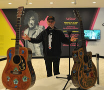 León Gieco con las dos guitarras que cedió para la muestra. (Fuente: Enrique García Medina) (Fuente: Enrique García Medina) (Fuente: Enrique García Medina)