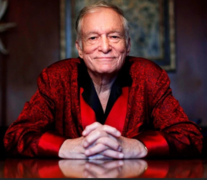 Hugh Hefner ya al final de su vida, en esa imagen de bon vivant buena onda, siempre de bata y sonrisa canchera. Muchísimas personas cuentan abusos de la maquinaria del conejito.  