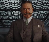 Branagh interpreta con acento francés al detective privado de origen belga Hércules Poirot.