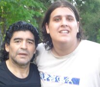 Diego con uno de sus millones de fans. Un recorrido diferente por la vida del 10.