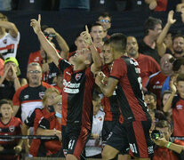 Francisco González celebra su primer gol en el Coloso (Fuente: Sebastián Granata) (Fuente: Sebastián Granata) (Fuente: Sebastián Granata)