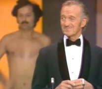 David Niven y un hombre a su espalda cuya presencia no estaba en los papeles. 