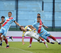 Ruben atropella de cabeza y consigue el empate. (Fuente: Fotobaires) (Fuente: Fotobaires) (Fuente: Fotobaires)