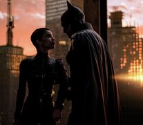 Gatúbela (Zoë Kravitz) y Batman (Pattinson) en una Ciudad Gótica con villanos conocidos.