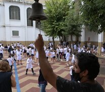 Reencuentro en el patio de la escuela. (Fuente: Sebastián Granata) (Fuente: Sebastián Granata) (Fuente: Sebastián Granata)