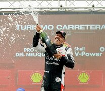 Mazzacane festeja con el champagne (Fuente: NA) (Fuente: NA) (Fuente: NA)