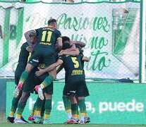 Los jugadores de Defensa de festejo (Fuente: Fotobaires) (Fuente: Fotobaires) (Fuente: Fotobaires)