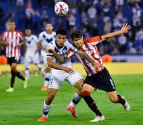 La lucha fue intensa en el mediocampo del estadio de Vélez  (Fuente: Télam) (Fuente: Télam) (Fuente: Télam)