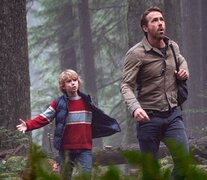 Las dos versiones de Adam: Walker Scobell y Ryan Reynolds.