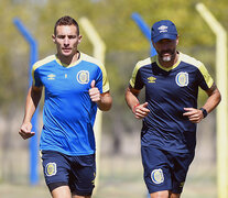 Marco Ruben y el DT Cristian González, que lo recupera como titular.