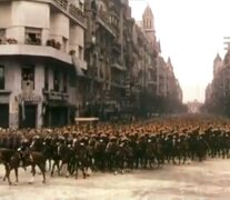 El cortejo fúnebre de Evita, filmado en colores por los técnicos de la Fox.  (Fuente: Captura de pantalla) (Fuente: Captura de pantalla) (Fuente: Captura de pantalla)