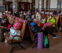 Familias esperan ser trasladadas en una estación de tren en Leópolis, oeste de Ucrania. (Fuente: EFE) (Fuente: EFE) (Fuente: EFE)