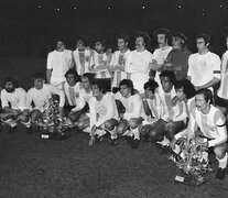 Los jugadores de la Selección mezclados con los de Real Madrid en el Bernabéu en 1977. (Fuente: EFE) (Fuente: EFE) (Fuente: EFE)