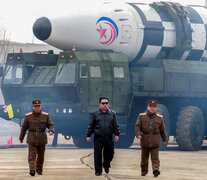 El líder norcoreano Kim Jong Un camina delante del misil antes del lanzamiento. (Fuente: AFP) (Fuente: AFP) (Fuente: AFP)
