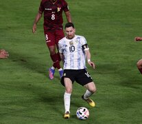 Messi con la pelota dominada, entre tres que la quieren. (Fuente: AFP) (Fuente: AFP) (Fuente: AFP)