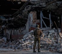 Un soldado ucraniano observa los restos de una tienda en Volnovakha, Ucrania (Fuente: EFE) (Fuente: EFE) (Fuente: EFE)