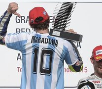 Valentino Rossi, cuando se calzó la camiseta de Diego en Termas en 2015. (Fuente: AFP) (Fuente: AFP) (Fuente: AFP)