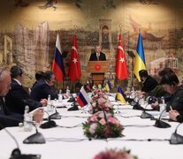 Erdogan le habla a la delegación rusa (izq.) y la ucraniana (der.) en Estambul. (Fuente: EFE) (Fuente: EFE) (Fuente: EFE)