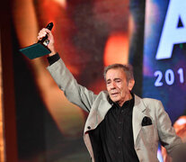 El actor Mario Alarcón alza el ACE de Oro en el Teatro El Nacional.  (Fuente: Télam) (Fuente: Télam) (Fuente: Télam)