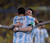 Abrazo de Messi a Julián Álvarez, autor del gol argentino en Guayaquil (Fuente: Télam) (Fuente: Télam) (Fuente: Télam)