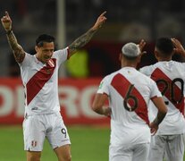 Lapadula festeja el primer gol de Perú, que jugará otra reválida con el Tigre Gareca (Fuente: AFP) (Fuente: AFP) (Fuente: AFP)
